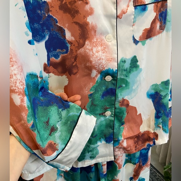 Two piece, satin, multi coloured outfit, with black piping. - Picture 6 of 11